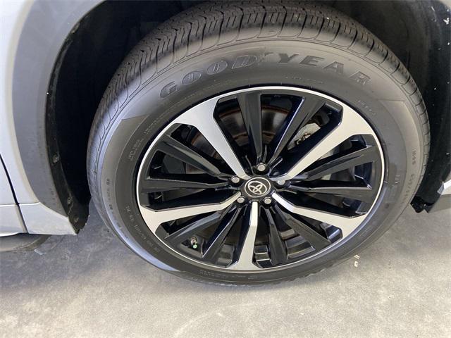 used 2021 Toyota Highlander car, priced at $28,600