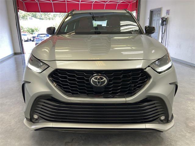 used 2021 Toyota Highlander car, priced at $28,600
