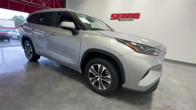 used 2023 Toyota Highlander car, priced at $34,900