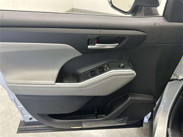 used 2023 Toyota Highlander car, priced at $34,900