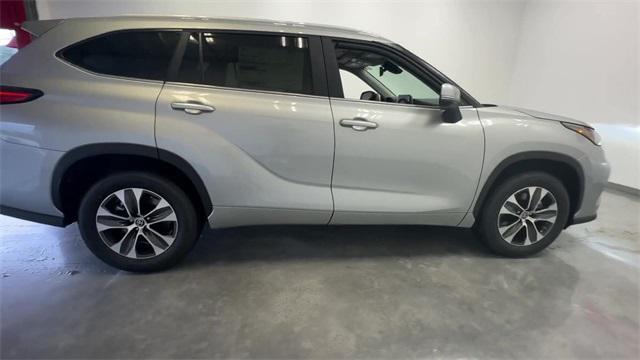 used 2023 Toyota Highlander car, priced at $34,900