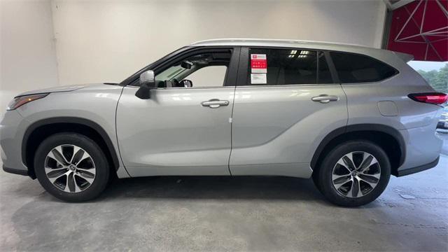 used 2023 Toyota Highlander car, priced at $34,900