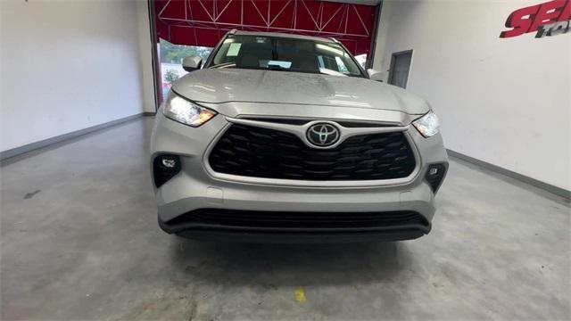 used 2023 Toyota Highlander car, priced at $34,900