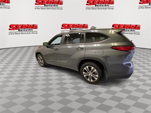 used 2023 Toyota Highlander car, priced at $38,400