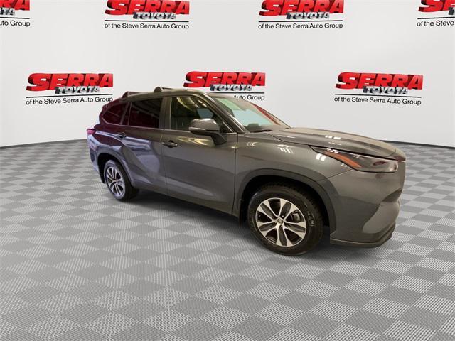 used 2023 Toyota Highlander car, priced at $38,400