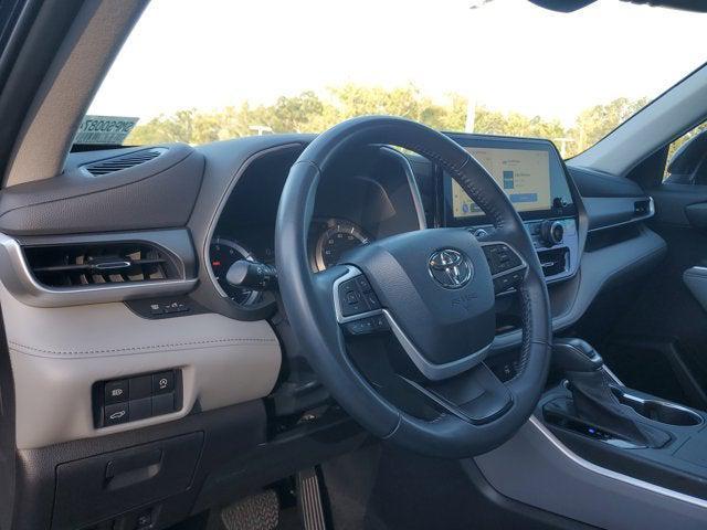 used 2023 Toyota Highlander car, priced at $32,099