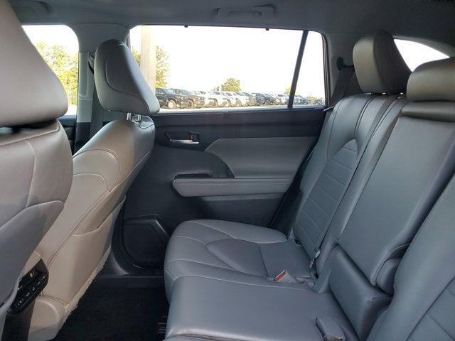 used 2023 Toyota Highlander car, priced at $32,099