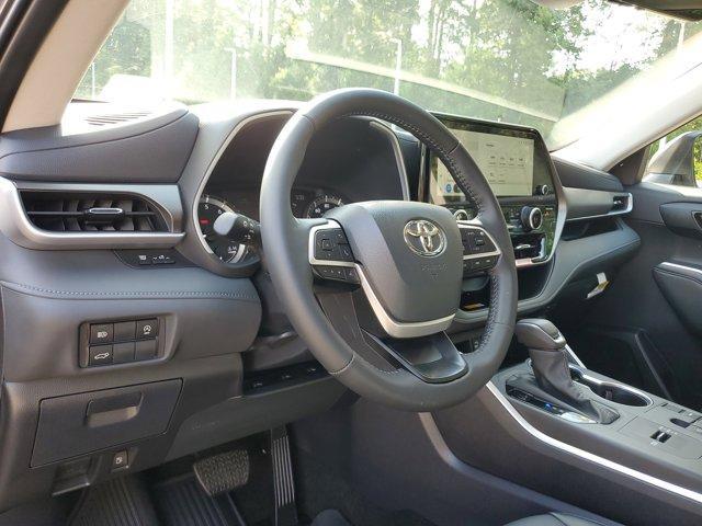 used 2024 Toyota Highlander car, priced at $41,299