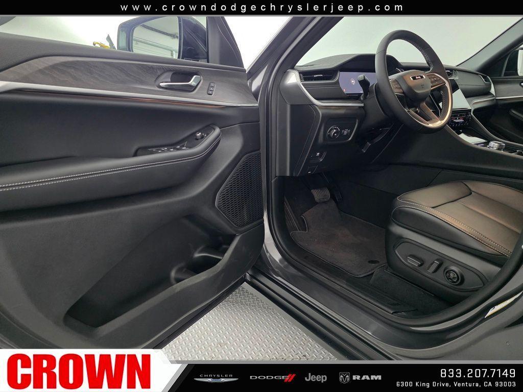 new 2025 Jeep Grand Cherokee car, priced at $42,970