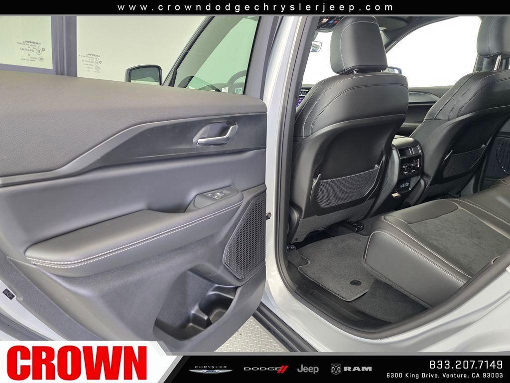 new 2025 Jeep Grand Cherokee car, priced at $39,375