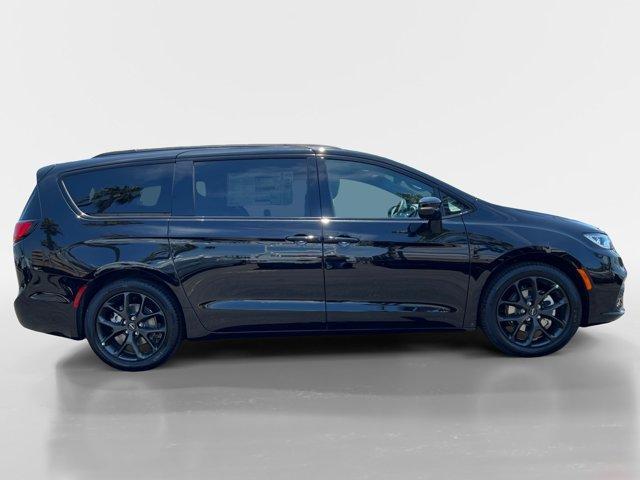 new 2024 Chrysler Pacifica car, priced at $43,320