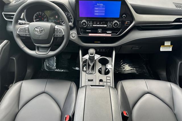 used 2025 Toyota Highlander car, priced at $46,998