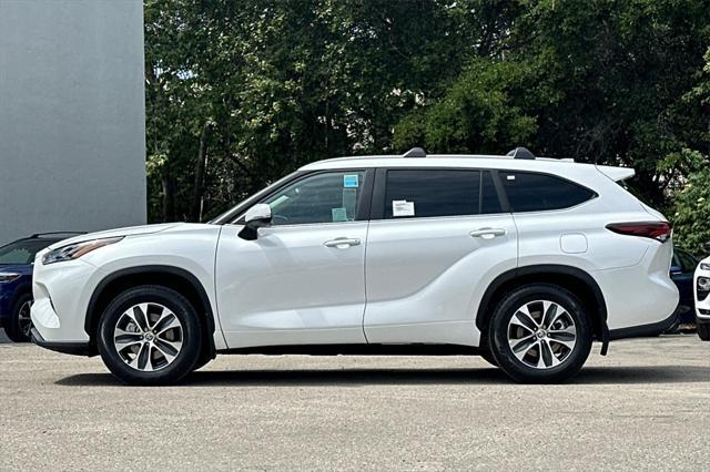 used 2025 Toyota Highlander car, priced at $46,998