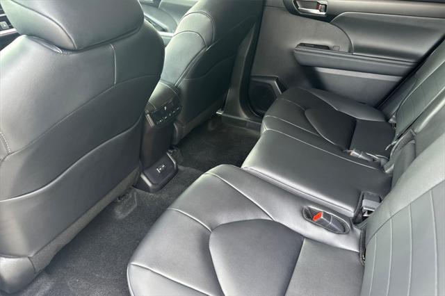 used 2025 Toyota Highlander car, priced at $46,998
