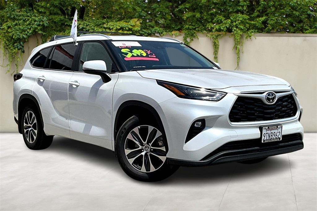 used 2025 Toyota Highlander car, priced at $46,998