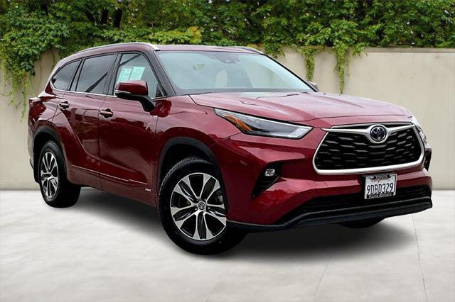 used 2022 Toyota Highlander Hybrid car, priced at $40,979