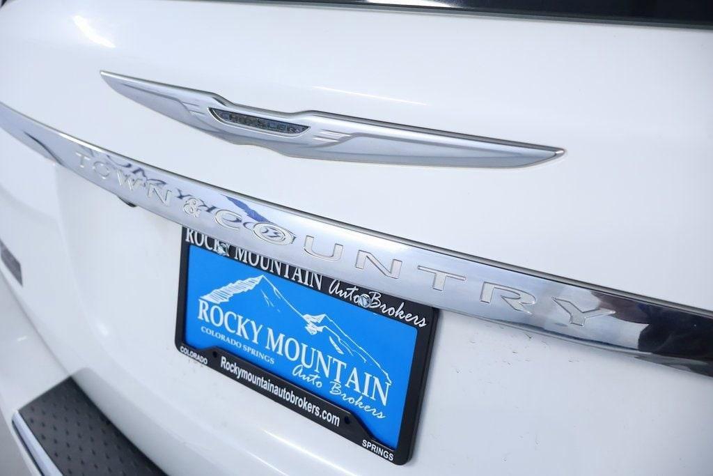 used 2014 Chrysler Town & Country car, priced at $9,298