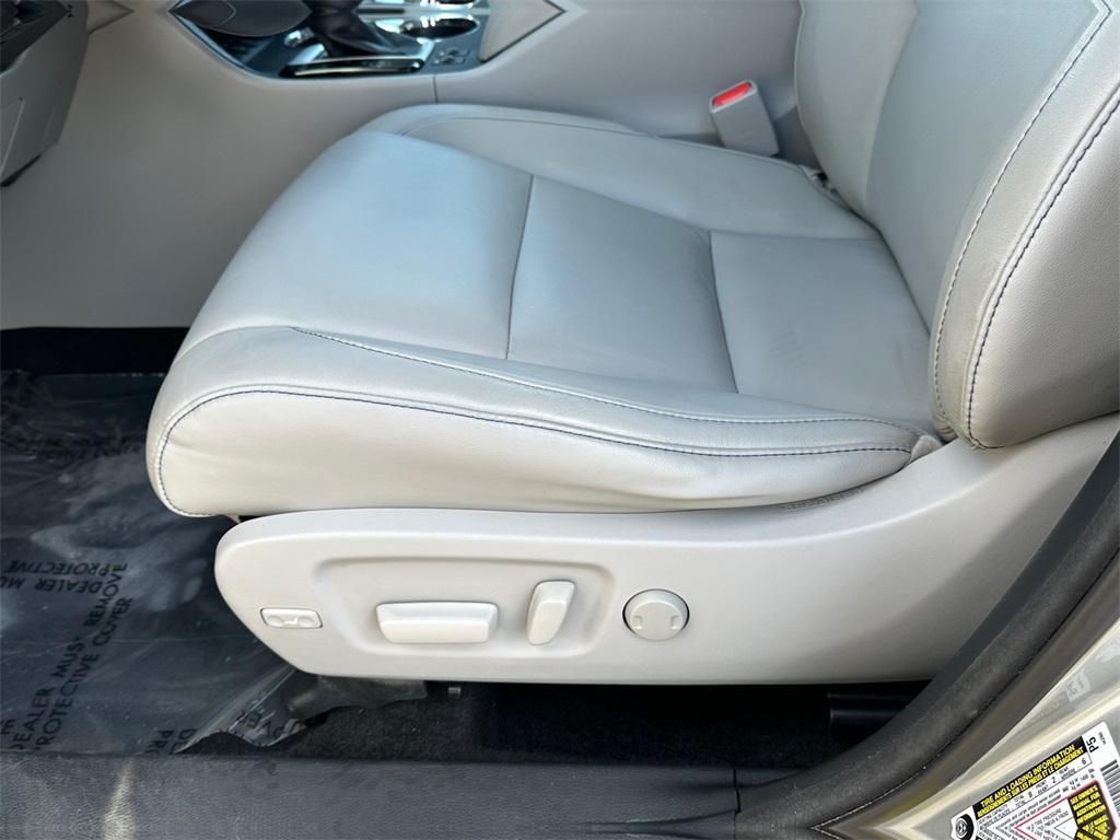 used 2015 Toyota Highlander car, priced at $15,495