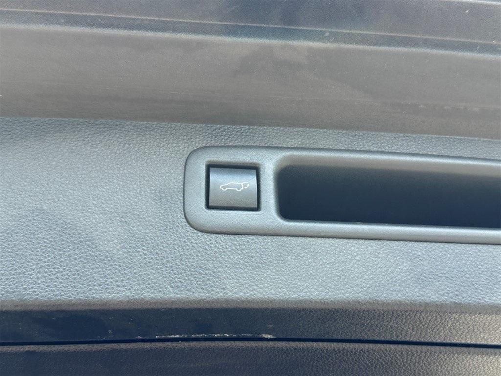 used 2021 Toyota Highlander car, priced at $29,900