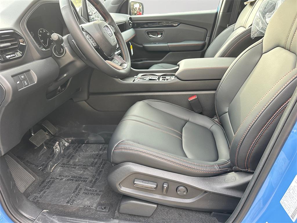 new 2025 Honda Pilot car, priced at $50,925