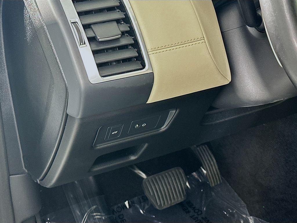 used 2021 Land Rover Discovery car, priced at $28,511