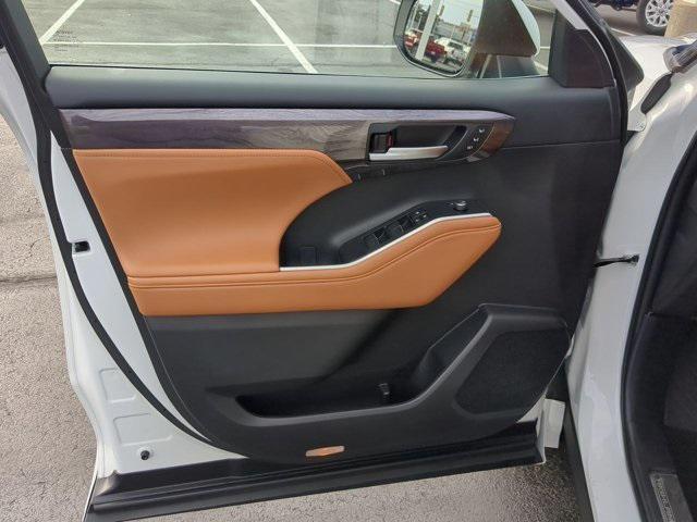 used 2025 Toyota Highlander Hybrid car, priced at $54,421