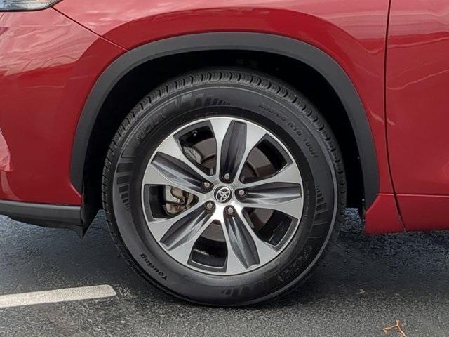 used 2022 Toyota Highlander car, priced at $34,199