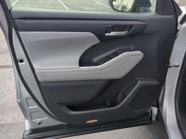 used 2022 Toyota Highlander car, priced at $39,331