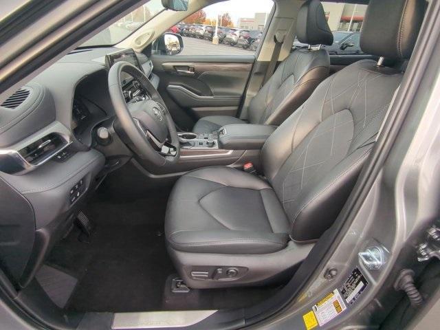 used 2025 Toyota Highlander car, priced at $53,500