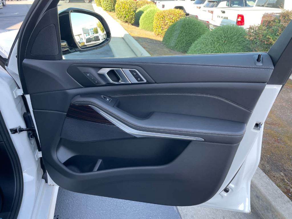 new 2026 BMW X7 car, priced at $92,775