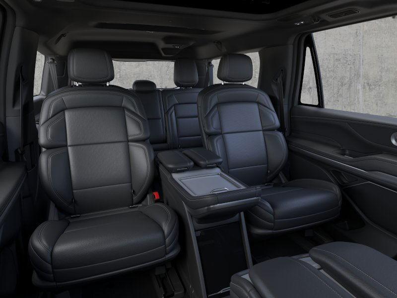 new 2025 Lincoln Navigator car, priced at $107,077