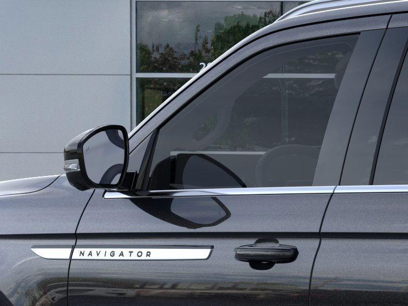 new 2025 Lincoln Navigator car, priced at $100,357