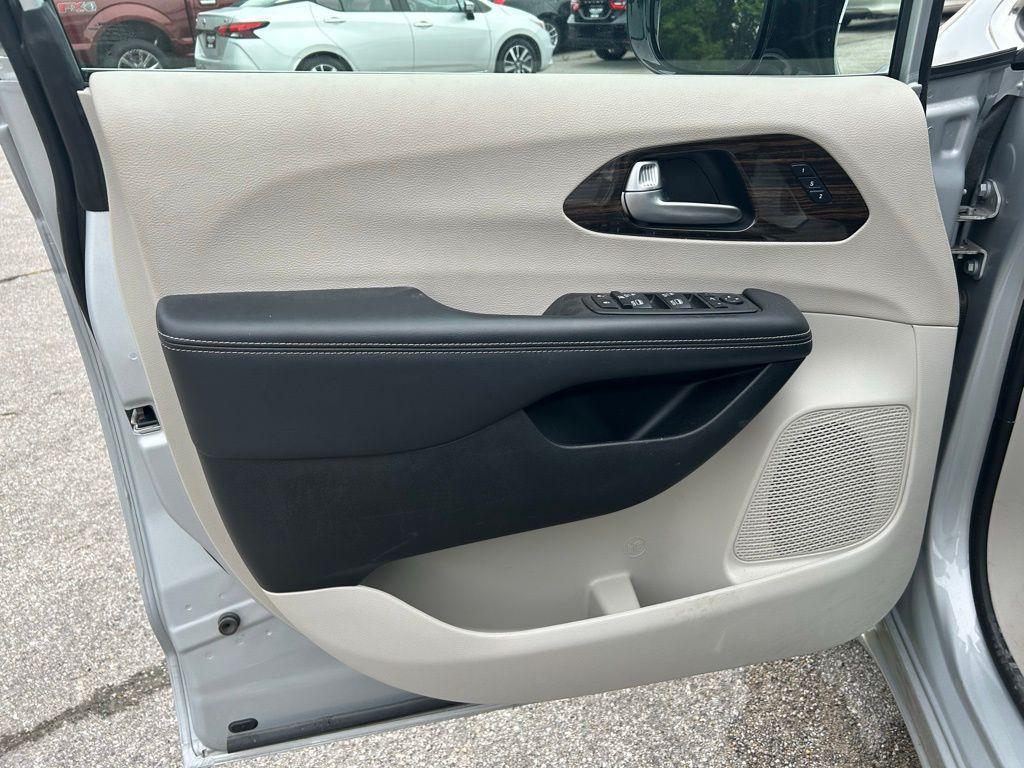 used 2023 Chrysler Pacifica car, priced at $25,106