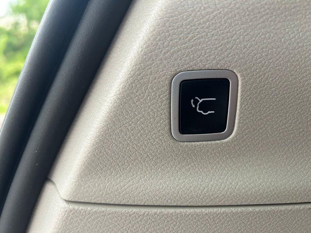 used 2023 Chrysler Pacifica car, priced at $25,106