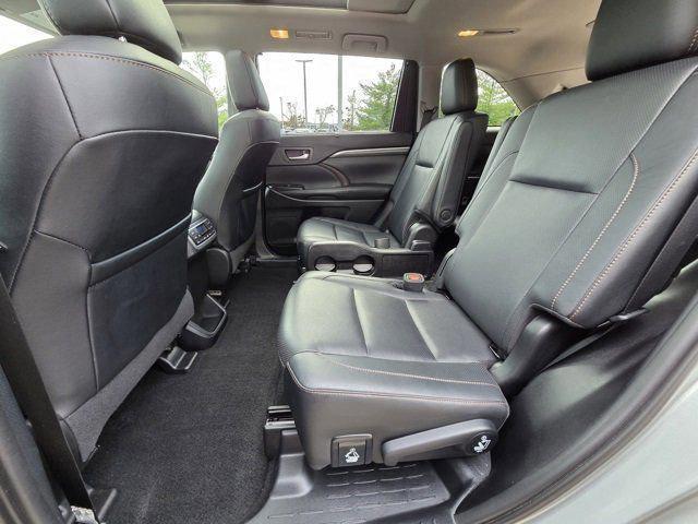 used 2019 Toyota Highlander car, priced at $27,400