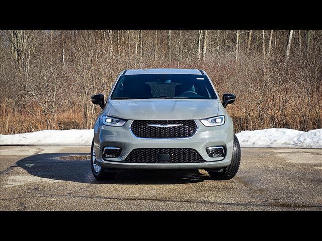 new 2025 Chrysler Pacifica car, priced at $42,871