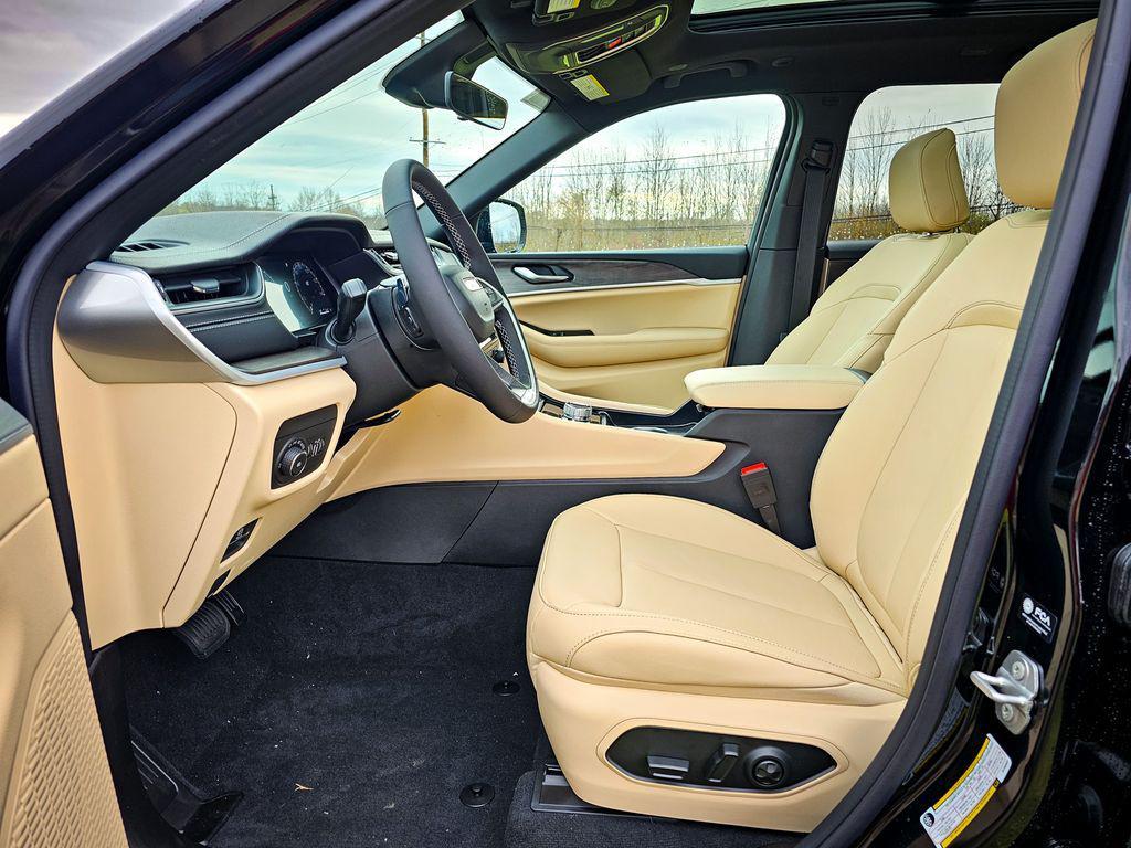 new 2025 Jeep Grand Cherokee car, priced at $47,943