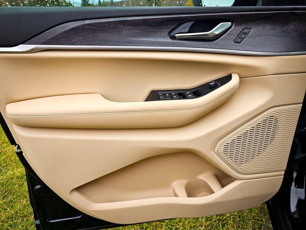 new 2025 Jeep Grand Cherokee car, priced at $47,943