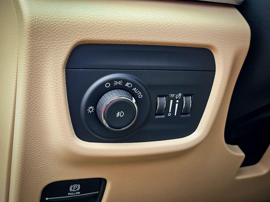 new 2025 Jeep Grand Cherokee car, priced at $47,943