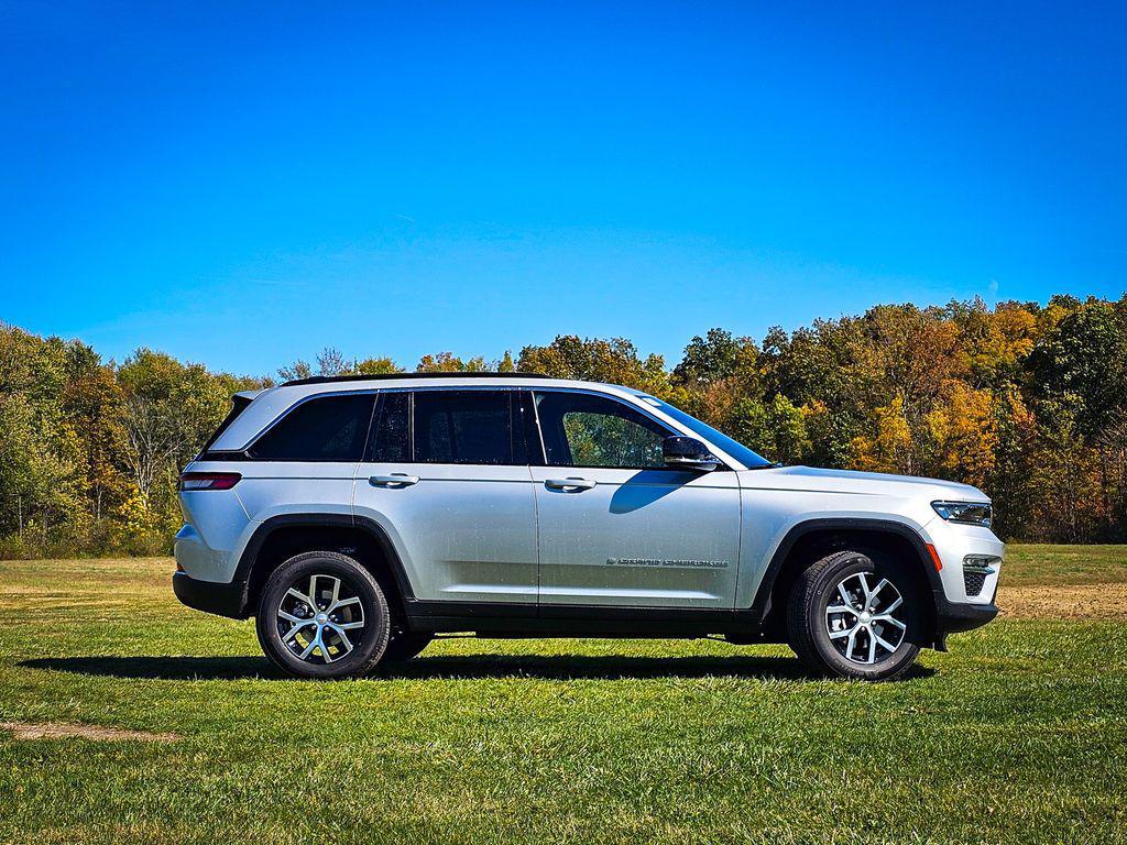 new 2025 Jeep Grand Cherokee car, priced at $47,760