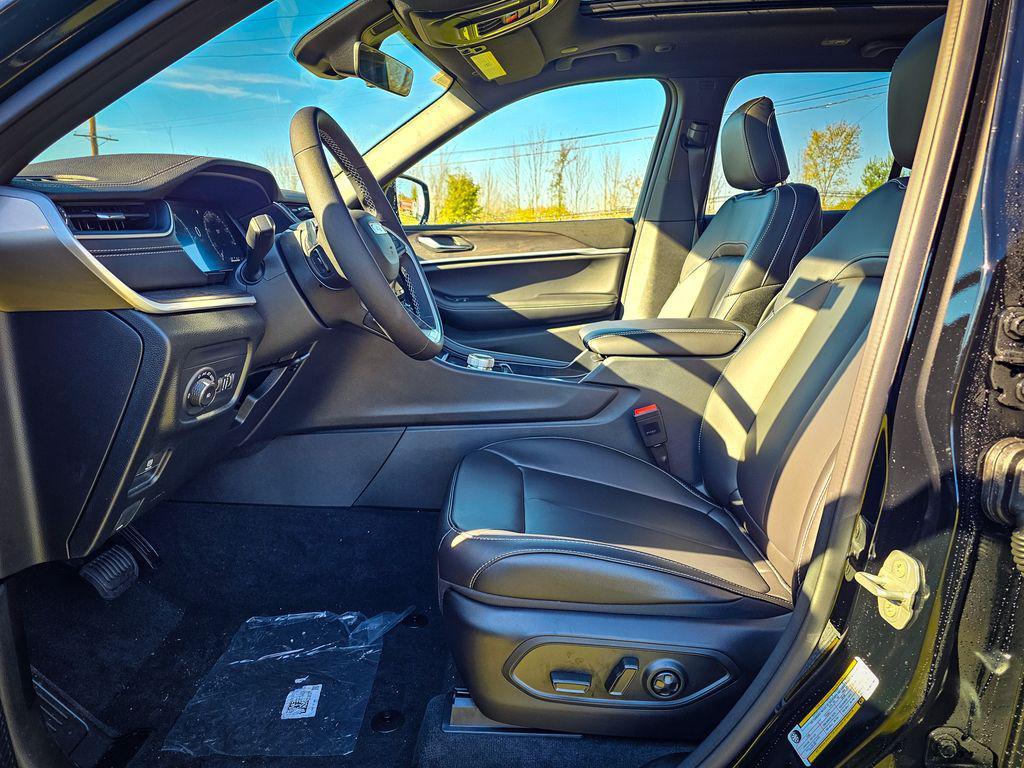 new 2025 Jeep Grand Cherokee car, priced at $50,485