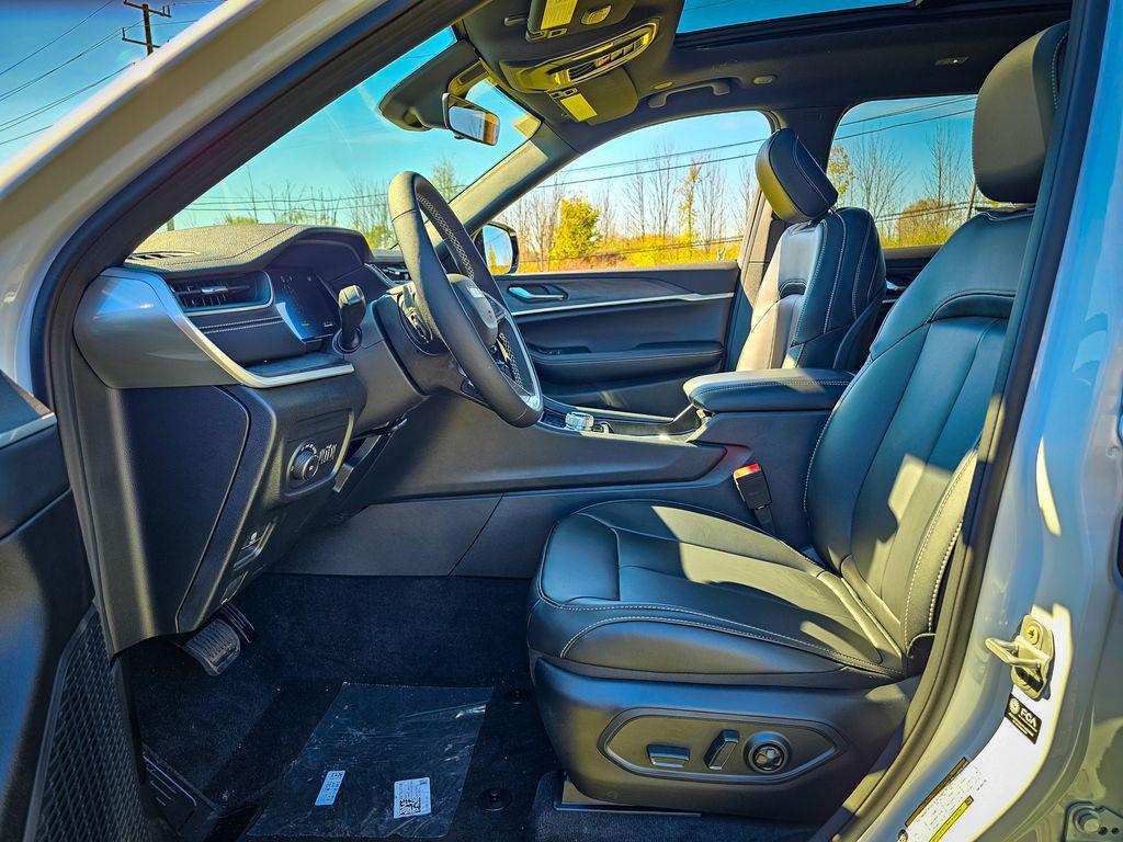 new 2025 Jeep Grand Cherokee L car, priced at $49,297