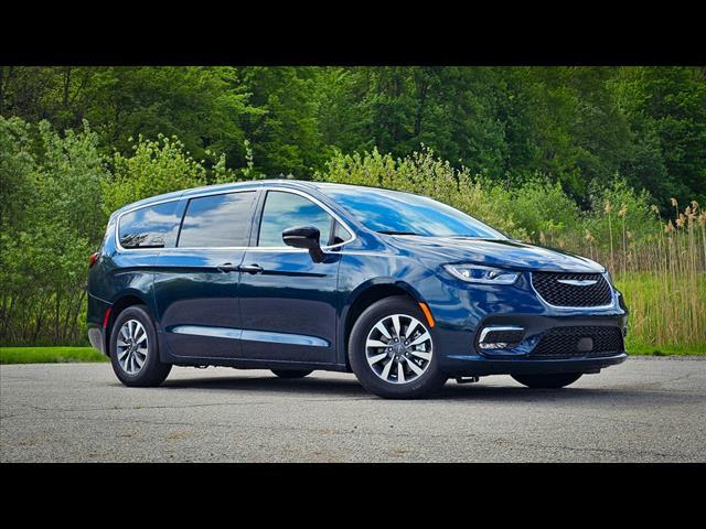 new 2025 Chrysler Pacifica car, priced at $47,574