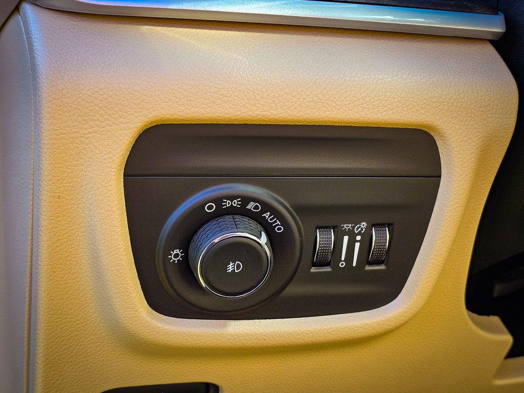 new 2025 Jeep Grand Cherokee car, priced at $47,760