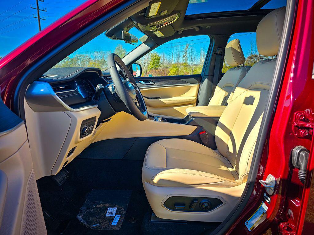 new 2025 Jeep Grand Cherokee car, priced at $47,760