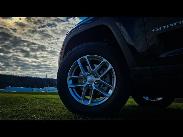 new 2025 Jeep Grand Cherokee car, priced at $39,990