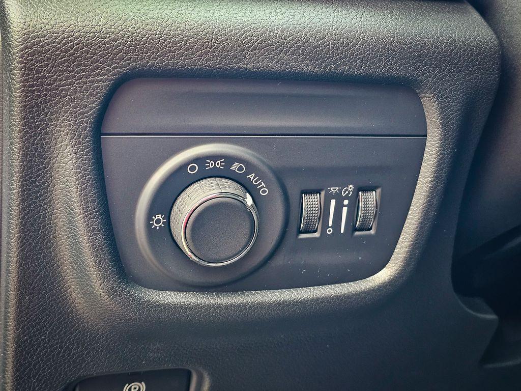 new 2025 Jeep Grand Cherokee car, priced at $36,995