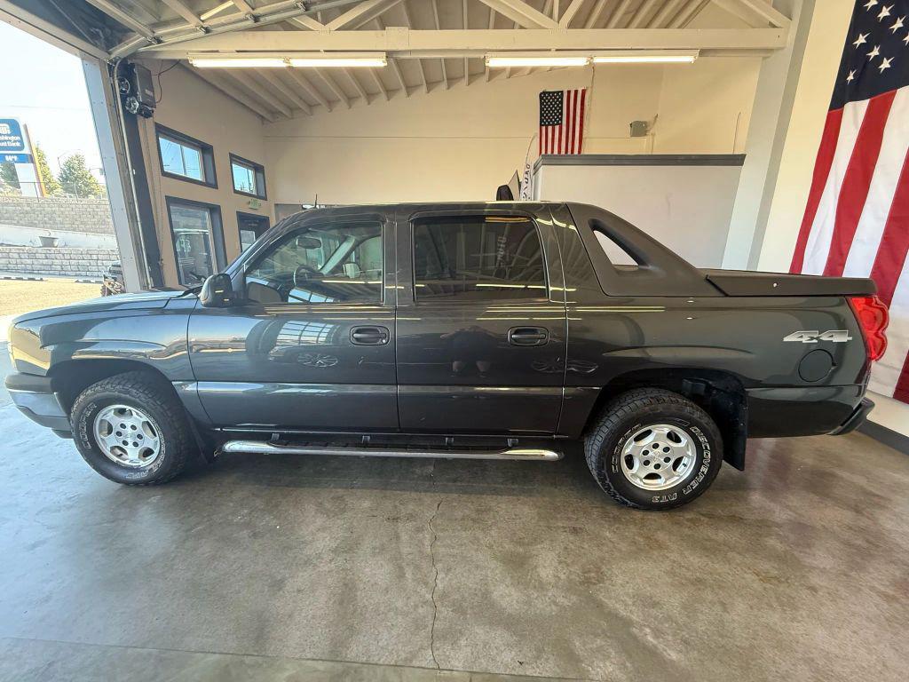 used 2005 Chevrolet Avalanche car, priced at $9,990