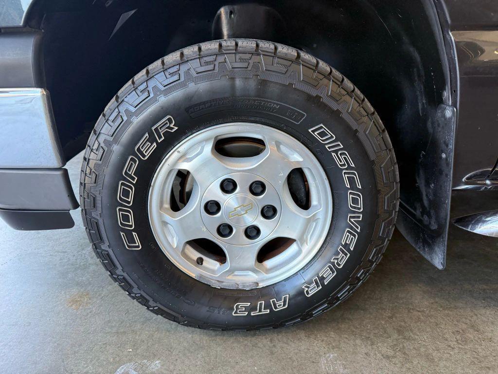 used 2005 Chevrolet Avalanche car, priced at $9,990