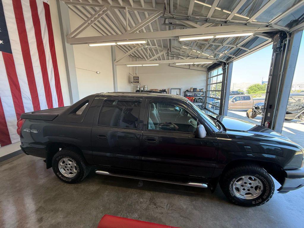 used 2005 Chevrolet Avalanche car, priced at $9,990